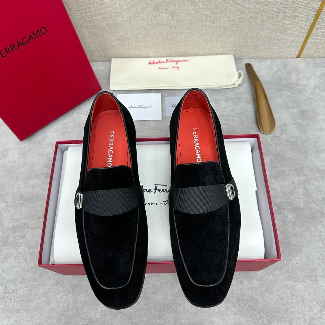 [Ferragamo] Top P: 960💰 Number of yards: 39~44 (38.45.46. Custom-made, non-refundable) Ferragamo** counters synchronize new models of men's loafers that can be worn casually or formally. The classic shape embodies the fashionable charm of formal wear, and the newly designed proportions are more modern. These loafers are made of imported open-edge beaded cowhide/fine calfskin/cow suede material. The upper is decorated with webbing, and the side is privately molded with silver Gancini buckles. The double stitching details add to the fashionable charm. Adopting a special "Original" structure and going through multiple processes, the soles are almost entirely handmade. Unique processing technology demonstrates exquisite craftsmanship. The original privately modeled genuine leather outsole is paired with a personalized rubber backing. It is comfortable, non-slip and wear-resistant. It can be worn as a slip-on. Exquisite hand-stitching. The workmanship is as fine as that of a store. The original color calfskin lining is sweat-absorbent, anti-odor, comfortable and breathable. The heel is also decorated with a rubber patch to perfectly improve the grip performance.